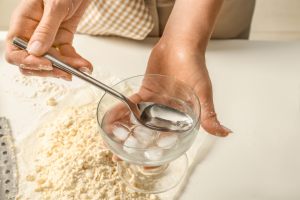acqua aggiunta alla farina con ghiaccio
