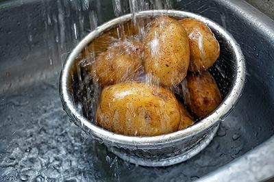 Lavate e sbucciate le patate