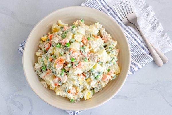 insalata russa in una ciotola