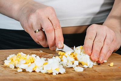 Sbucciate e tagliate le uova