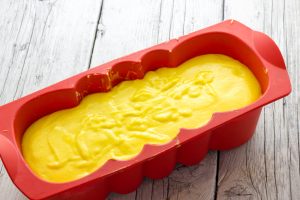 impasto versato in uno stampo