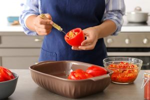 mani che pomodori ripieni in teglia i pomodori svuotati