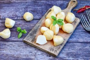 provola affumicata su tagliere
