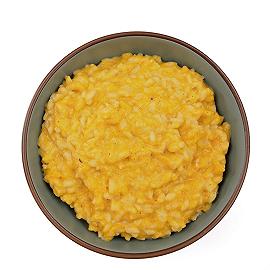 Mescolate il riso con le uova e il formaggio