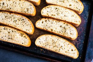 fette di pane su una leccarda