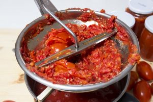 pomodori passati nel passaverdure