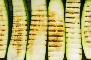 zucchine che si cuociono sulla griglia