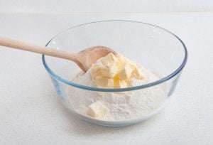 farina e cubetti di burro in una ciotola