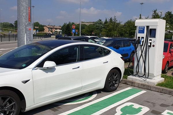 Tesla lasciate a ricaricare gratis nei supermercati: qualcuno risponde squarciando le gomme