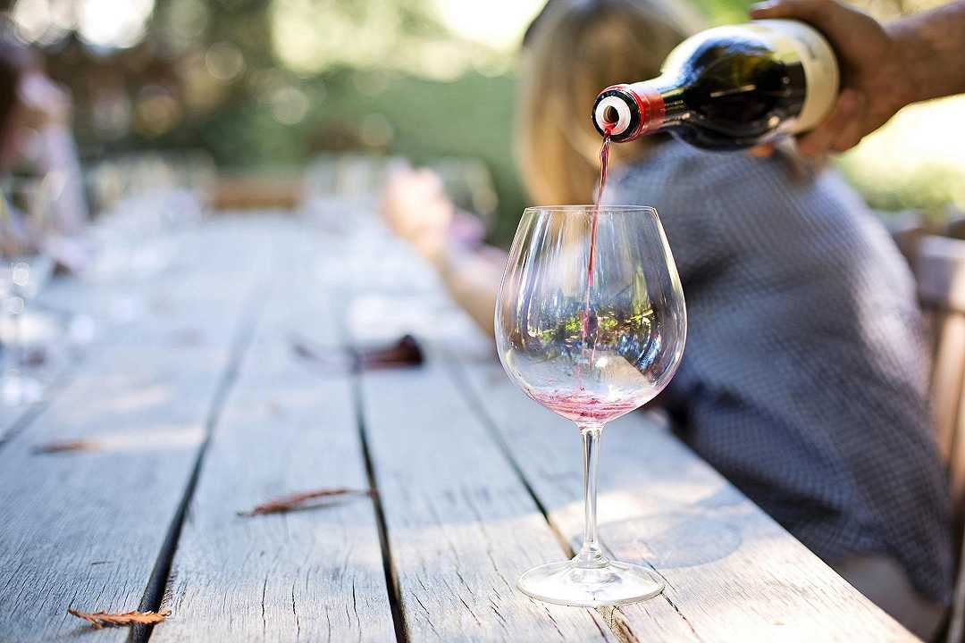 I giovani non bevono più vino: e se fosse un problema?