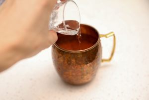 vodka versata nel bicchiere del moscow mule