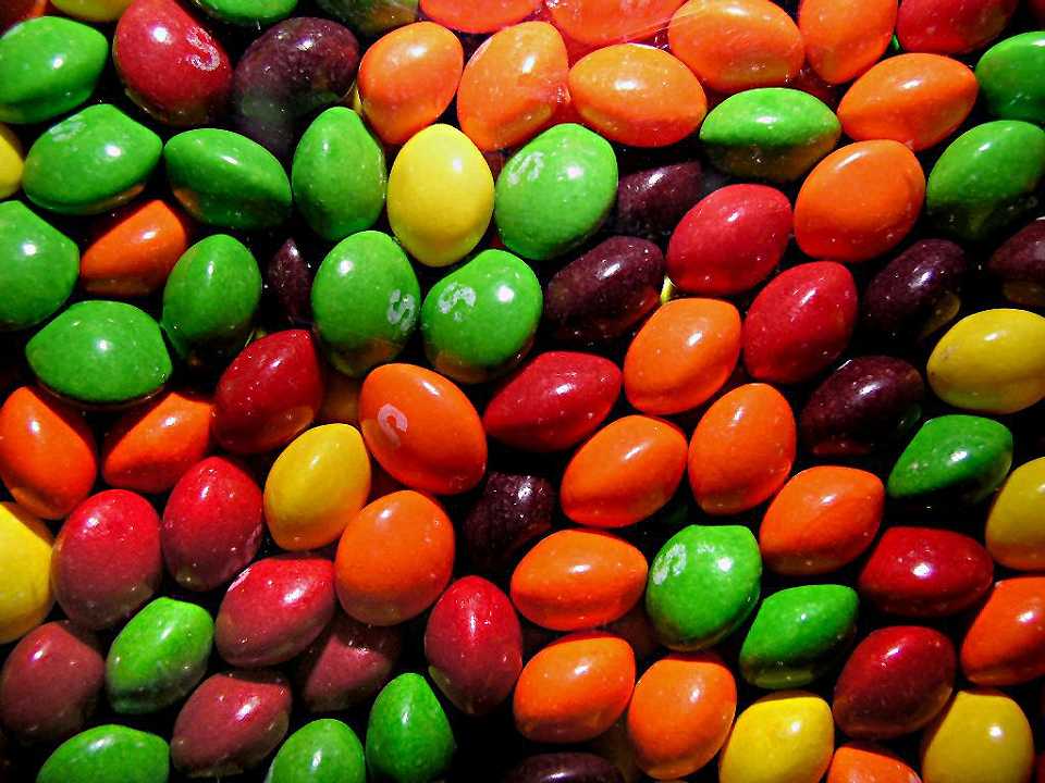 Stati Uniti, le caramelle Skittles vengono trascinate in tribunale per l’uso di sostanze chimiche tossiche
