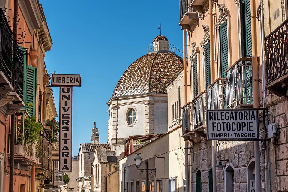 Cagliari: chef aggredito dopo aver rimproverato dei ragazzi per un lancio di bottiglie contro la chiesa