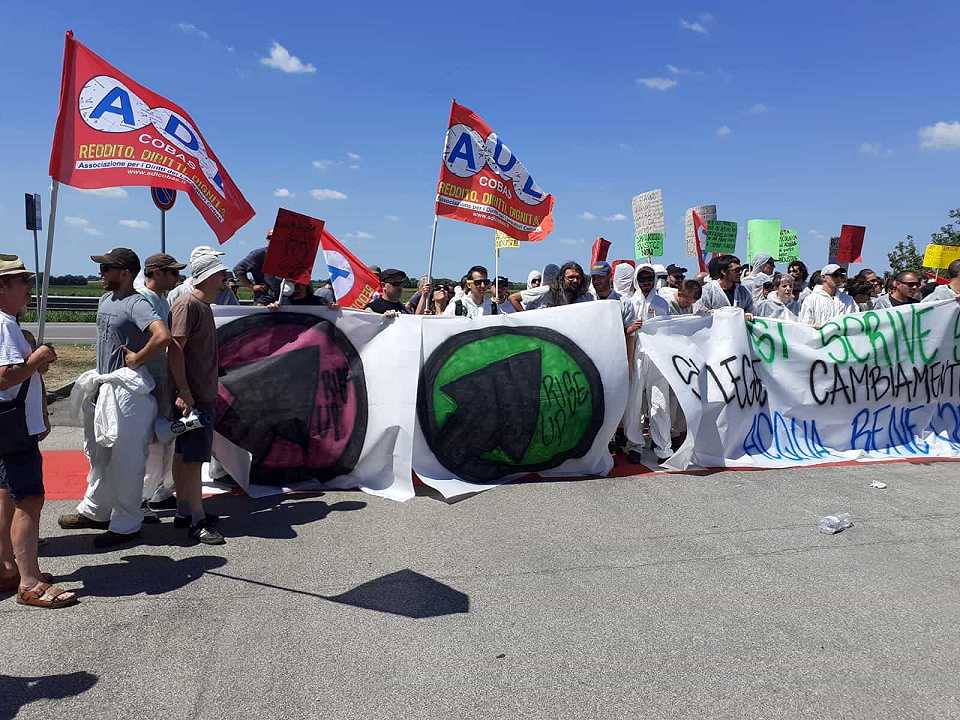Coca Cola, proteste per il consumo d’acqua davanti allo stabilimento più grande d’Italia: “A noi chiedono di risparmiare”