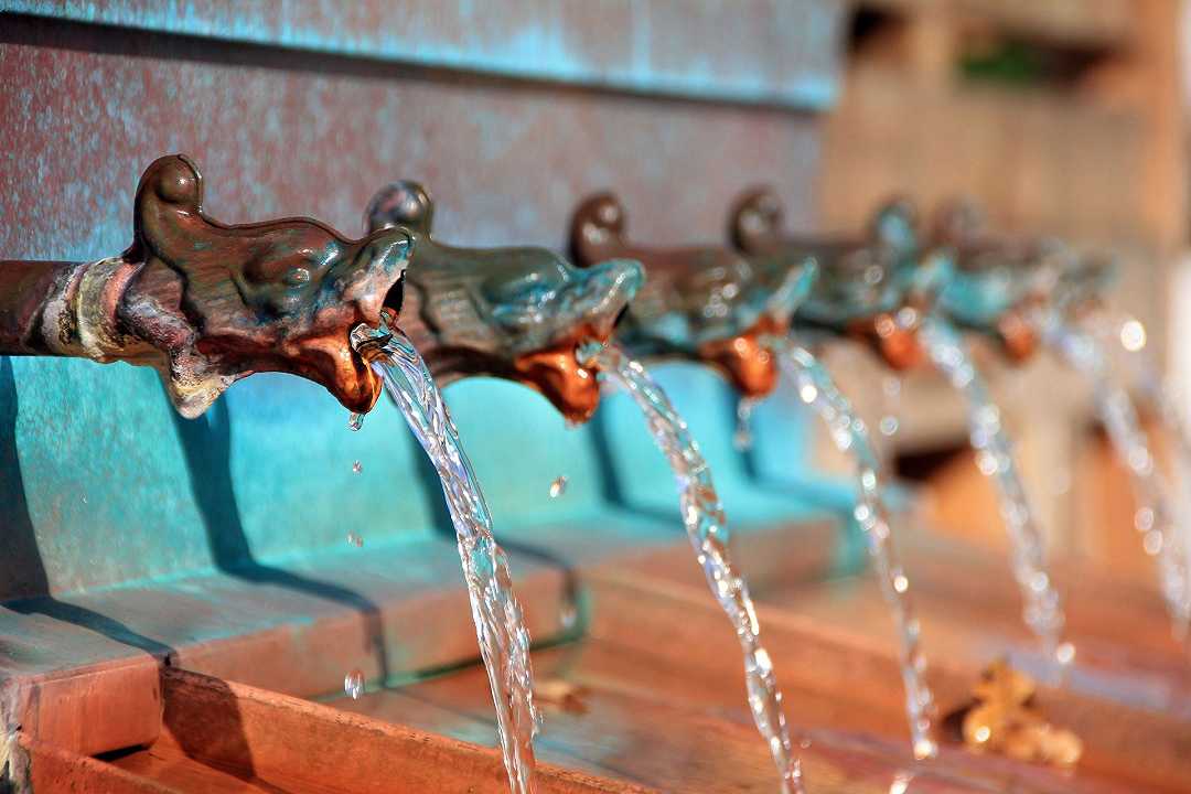 Acqua potabile fresca e gratis: Roma combatte il caldo con un’app che indica i punti di distribuzione