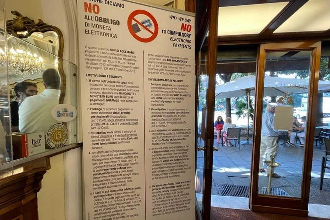 Genova, al bar Mangini si lotta contro l’obbligo di Pos: “Si paga in contanti”