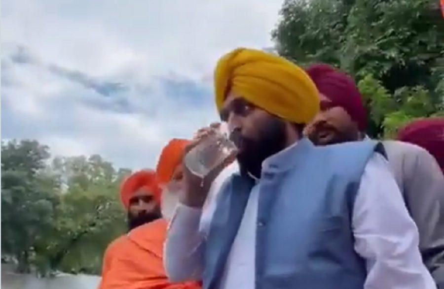 India, ministro beve l’acqua del fiume sacro per dimostrare che non è inquinata: ricoverato