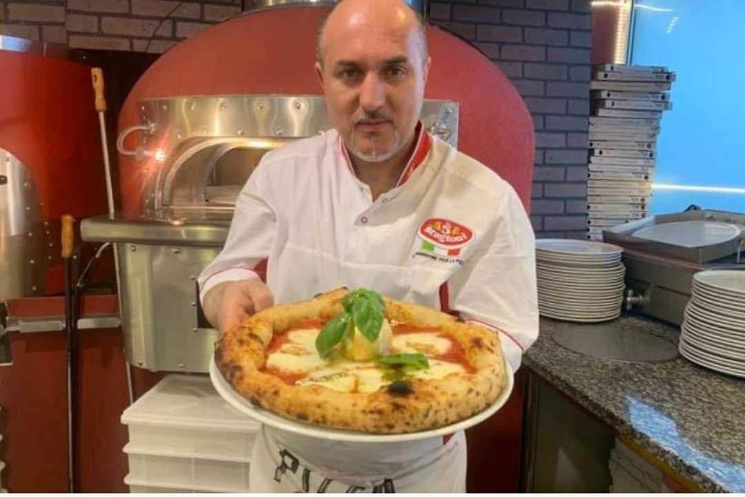 Jesolo, un ristorante lancia una pizza con sfilacci in oro a 99 euro: “Il lusso va pagato”