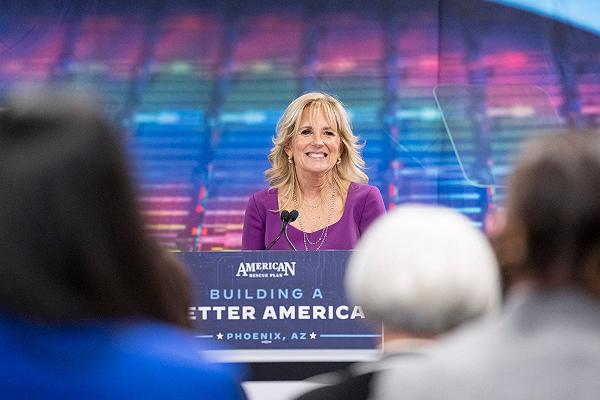 Jill Biden: secondo la first lady i latini sono “come i tacos per colazione”