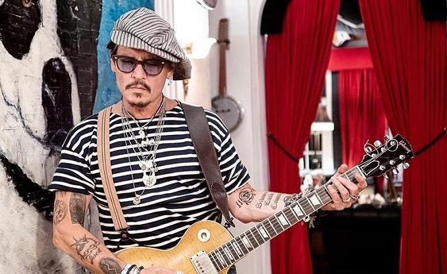 Johnny Depp in UK ha prenotato per sé un intero ristorante indiano (e che mance!)