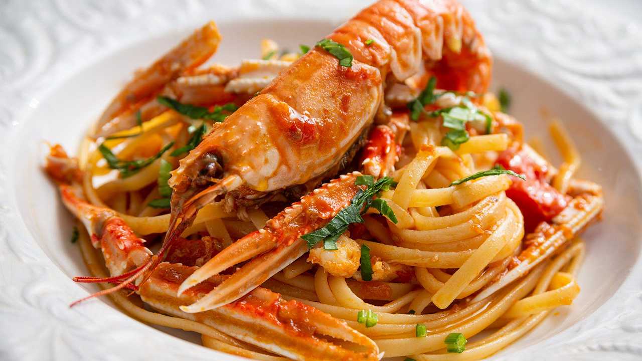 Linguine agli scampi, la ricetta napoletana con il trucco della bisque