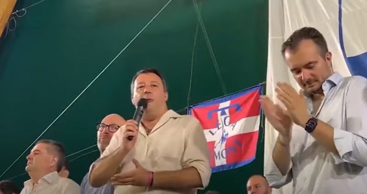 Matteo Salvini mangia salsiccia e suda: la nuova campagna elettorale del leader della Lega