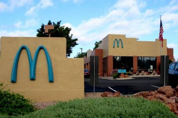 McDonald’s, un ristorante in Arizona ha gli archi blu anziché gialli: è l’unico al mondo