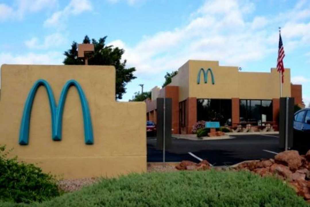 McDonald’s, un ristorante in Arizona ha gli archi blu anziché gialli: è l’unico al mondo