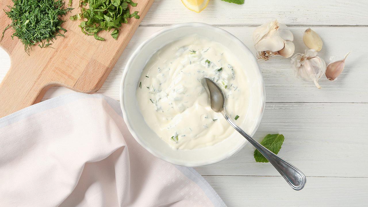 Salsa allo yogurt per kebab, una ricetta per condire quasi tutto