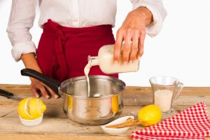latte aggiunto in una pentola