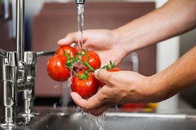 Lavate e affettate i pomodori