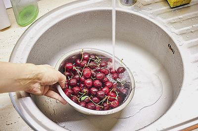 Lavate e asciugate le ciliegie
