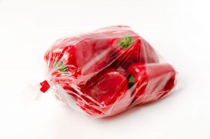 peperoni rossi in sacchetto di plastica