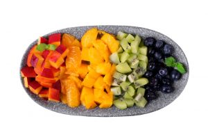 frutta tagliata su piatto