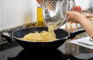 spaghetti versati in padella