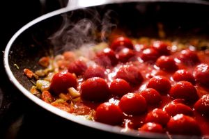 pomodorini che cuociono in padella