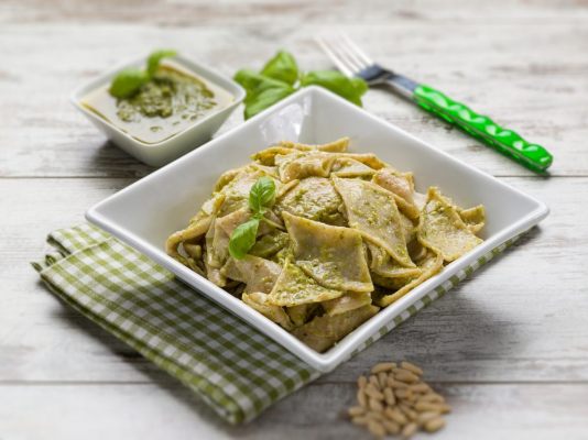 testaroli al pesto in piatto