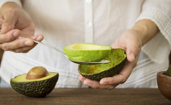 mani che tolgono la polpa agli avocado