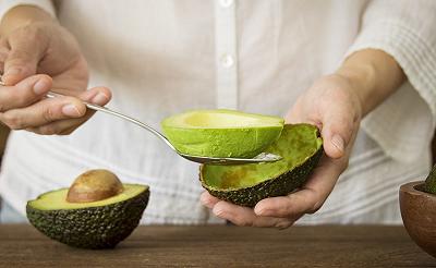 Pulite e tagliate a striscie l'avocado
