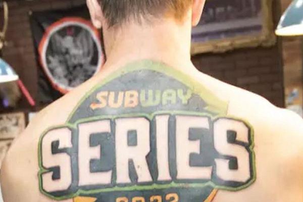 Stati Uniti, si tatua il logo di Subway sulla schiena e vince panini gratis per il resto della sua vita