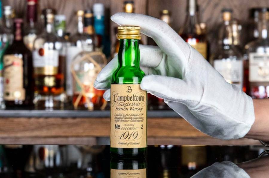 Whisky, vendute all’asta due bottiglie “in miniatura” per più di 8 mila euro