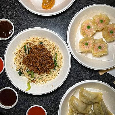 Jiaozi Ravioleria Cinese a Bologna, recensione: ravioli cinesi espressi sotto i portici