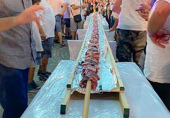 Chieti, arrosticino da record: era lungo poco meno di 13 metri