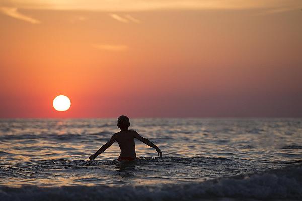 Fare il bagno dopo aver mangiato? Secondo El Pais si può