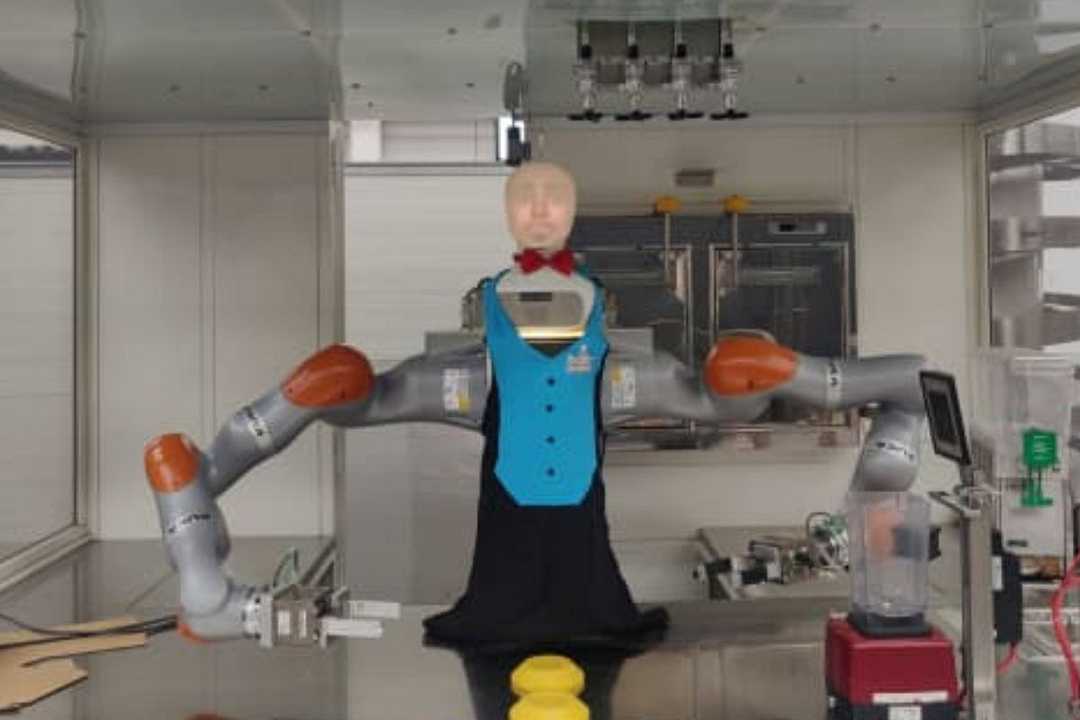 Napoli, ecco Brillo: il robot che prepara caffè, cocktail e chiacchiera del più e del meno