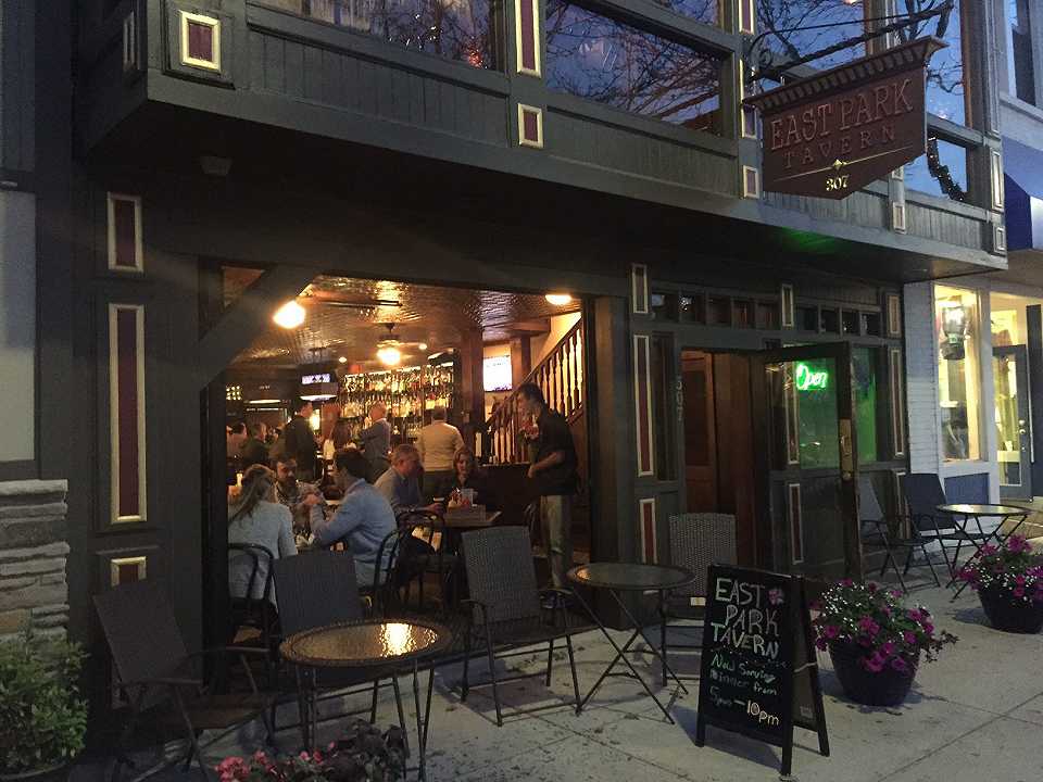 Michigan: ristorante chiude prima per proteggere la cameriera maltrattata dai turisti