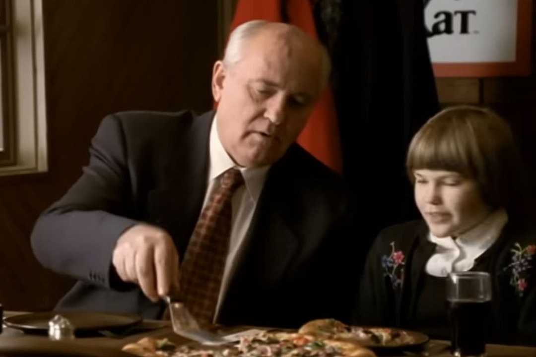 Mikhail Gorbachev: il web ricorda l’iconico spot di Pizza Hut di cui fu protagonista