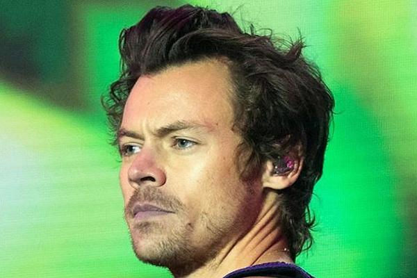 New York, Harry Styles ferma il concerto: qualcuno tirava delle crocchette di pollo sul palco