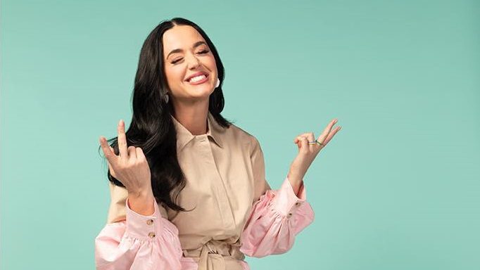 Katy Perry lancia fette di pizza in faccia ai clienti di un nightclub di Las Vegas