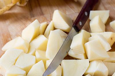Sbucciate e tagliate le patate